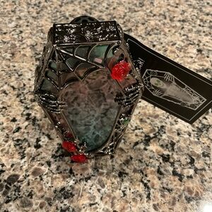 B&BW Halloween wallflower